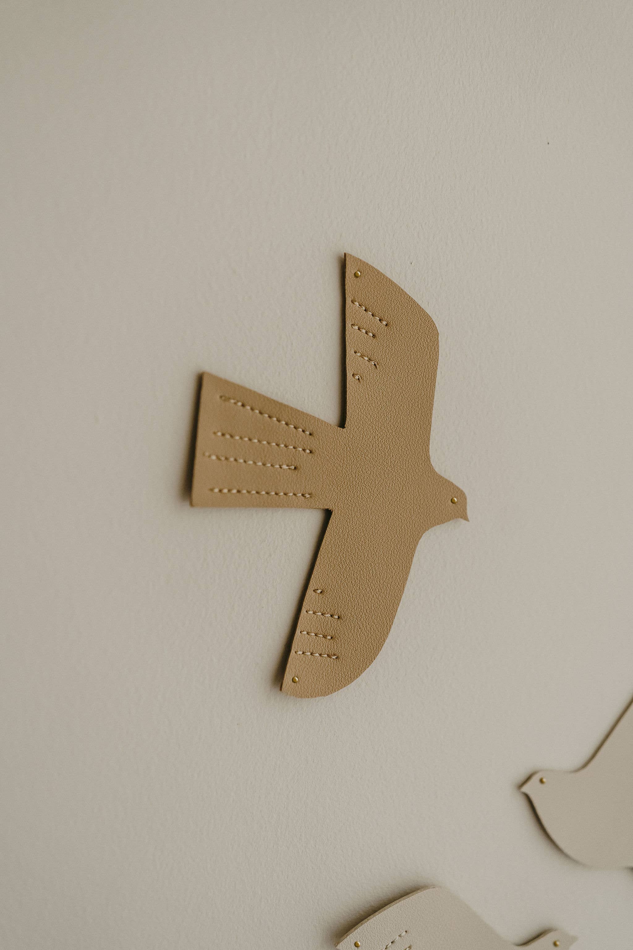 Oiseau décoratif en cuir - taille M: Caramel